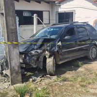 Motorista bate em muro e poste em Penha