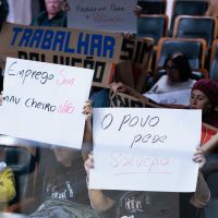 Moradores protestam contra fedor de fábrica de peixe