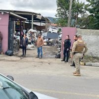 Fiscais notificam galpões de recicláveis e ferro-velho