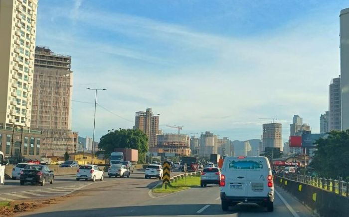 Uma pista foi bloqueada no sentido Floripa