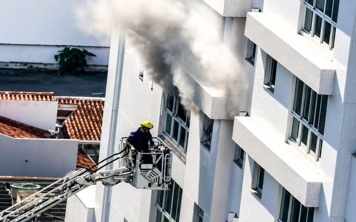 Fogo atingiu apartamento do sétimo andar e mobilizou equipes na manhã desta sexta