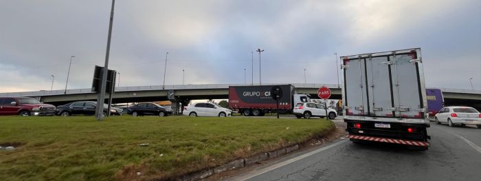 Trecho sentido sul da BR 101 em Itajaí tem congestionamento