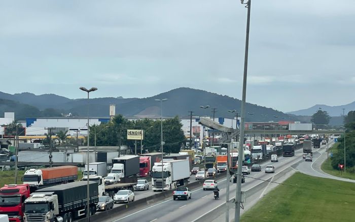 Acidente na ponte com cegonheira trava a BR 101 na manhã desta quinta-feira