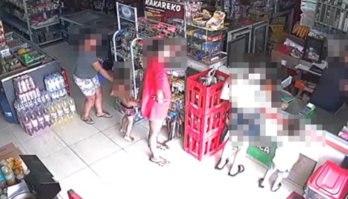 Mulheres com crianças agem em mercados e farmácias; imagens de câmeras comprovam crimes