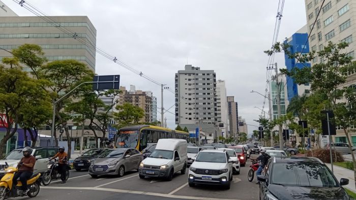 Centro de Itajaí enfrenta filas e trânsito travado nesta manhã