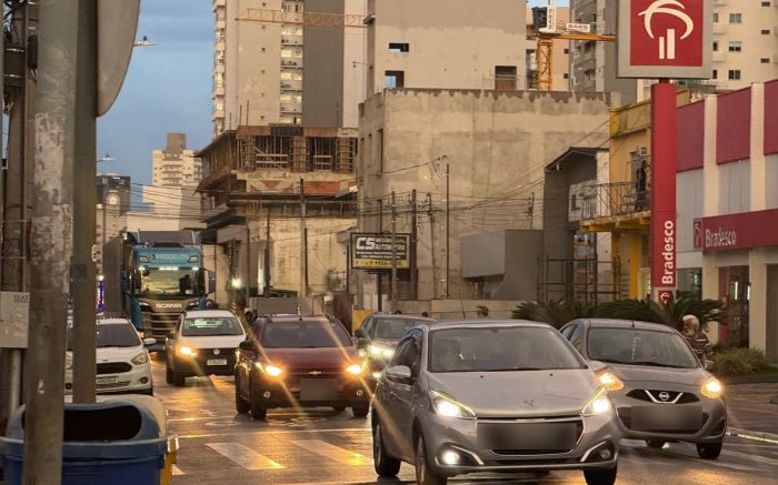 Esquenta pro Dia das Mães movimenta o comércio e congestiona o centro de Itajaí