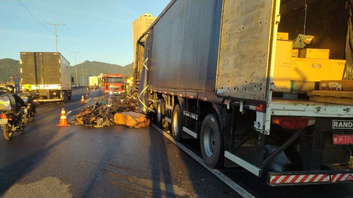 Acidente com caminhão trava sentido sul da BR 101 em Balneário Camboriú