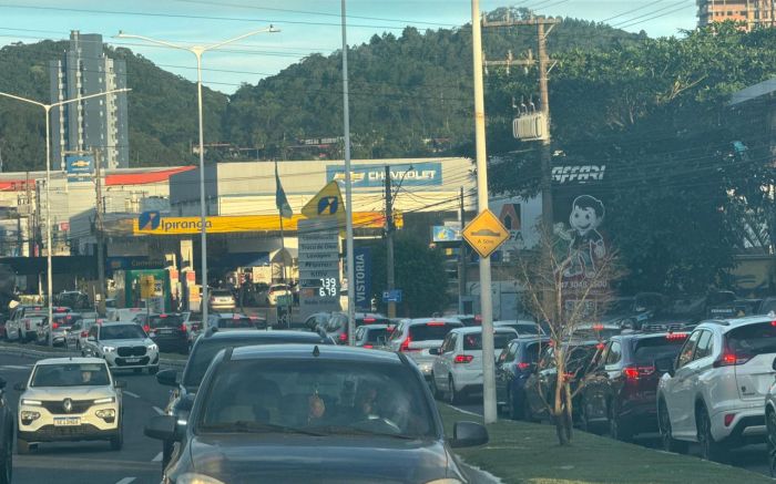 Filas continuam dando dor de cabeça pros motoristas na Osvaldo Reis