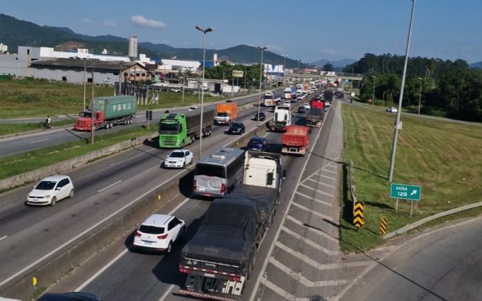 Rodovia também tem lentidão no sentido norte em Balneário Camboriú