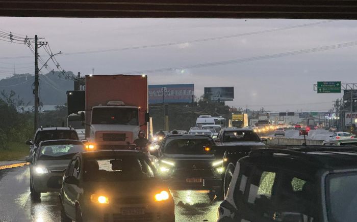 Sextou com chuva e BR 101 congestionada