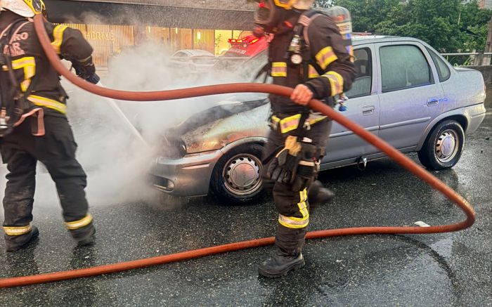 Fogo atingiu o motor de um Corsinha na tarde desta sexta-feira