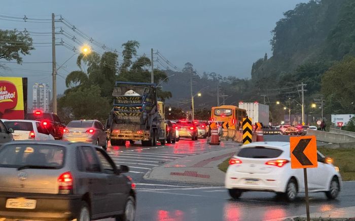 Trânsito tá pesado no final da tarde desta segunda-feira