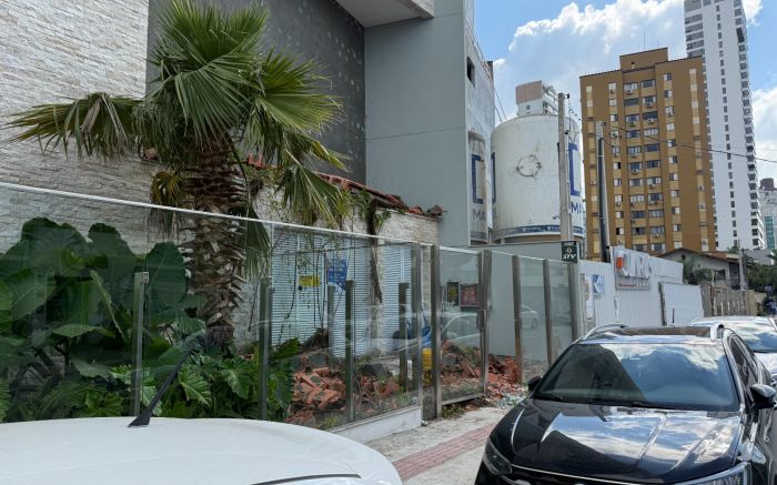 Estrutura suspensa caiu durante serviço na rua Lauro Müller