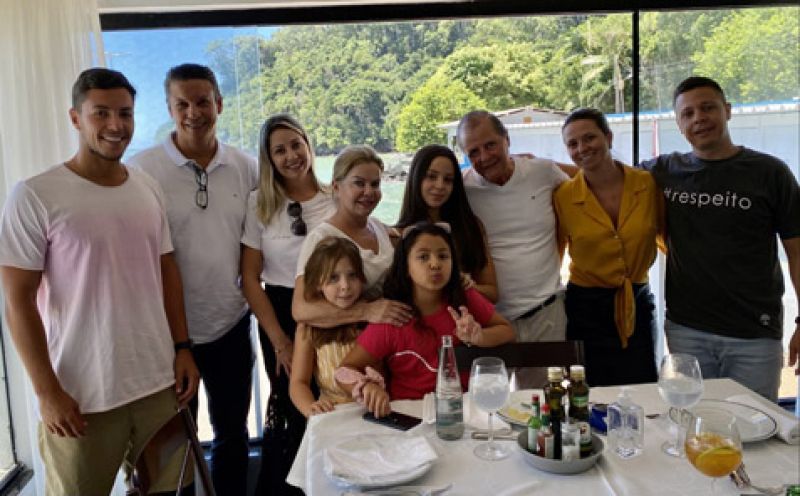 Tiago, Carlos Coelho e Monique, a aniversariante Suzete com as netas Cecília, Lara e Antônia, Pirão, Michelli e Marlon Bellini