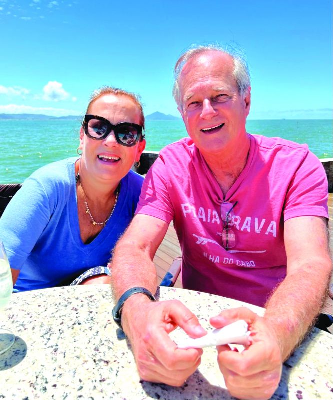 Ivana e Landinho Rodi, felizes, almoçando no Iate