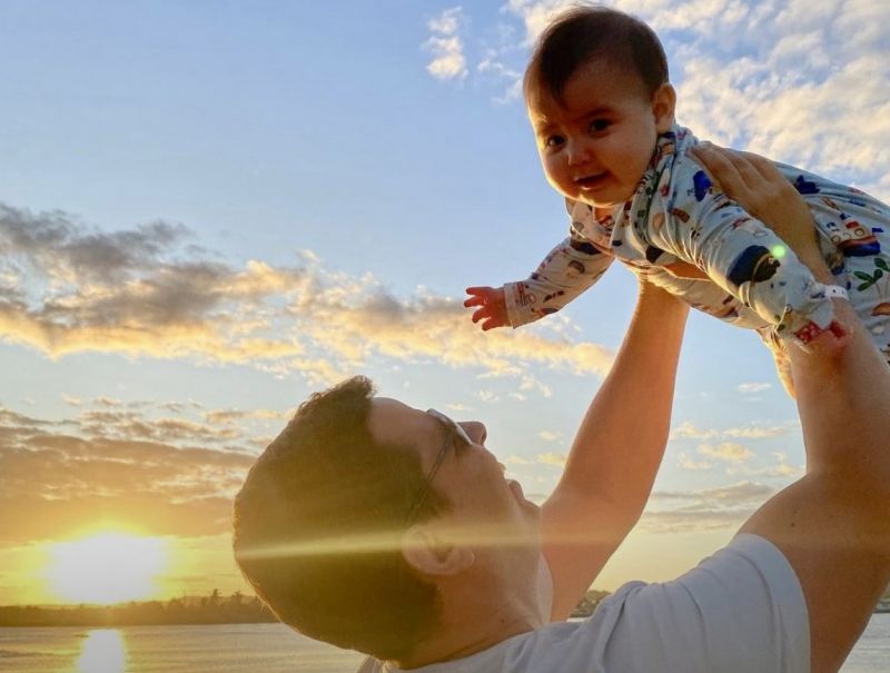 Papai Marcelo Roggia curtindo as delícias de um pôr do sol na terrinha, com o baby Kael