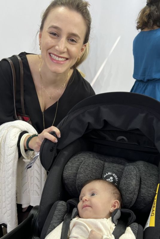 Mamãe Amanda M. Ferreira Lacombe aproveitou a manhã de sol para passear com sua linda Sofia