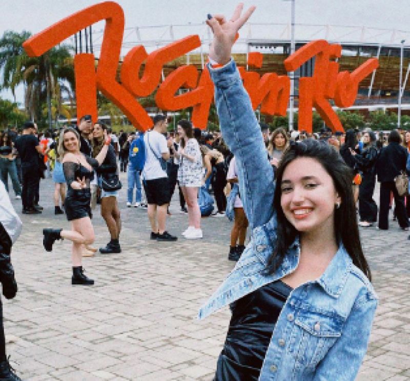 Isa Fronza foi uma das animadas filhas que, com um grupo de mães  da terrinha, foi curtir o show de Justin Bieber, no Rock in Rio