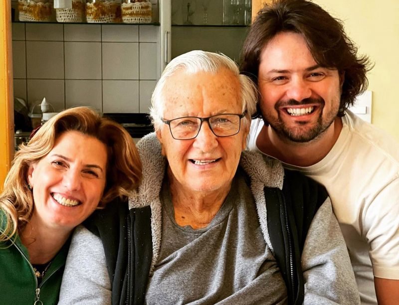 Bem assim feliz da vida, na companhia dos filhos Juliana, João Felipe e familiares, que João Macagnan comemorou seus 79 anos. Parabéns!