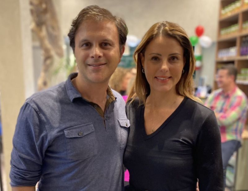 Na foto estão os anfitriões do evento de lançamento, o casal de empresários Angelo Martiriggiano e Renata Bueno.