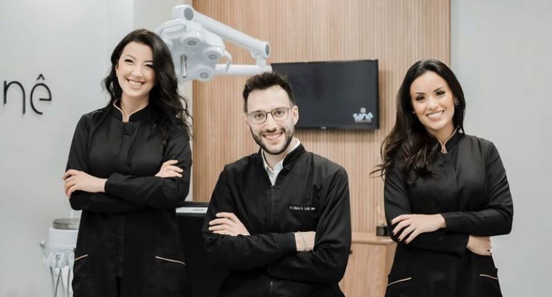 Na foto estão os dentistas Camila Pianta, Otavio Luitz Jaros e Samantha Smaili, que integram o time da clínica em BC.