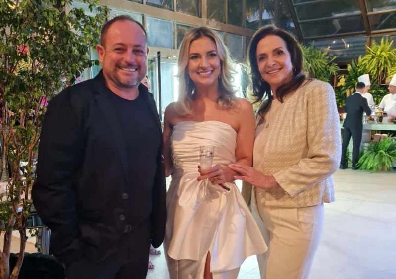 Na foto está o proprietário da pousada, Claudio Schurmann, com Luciana e Elisabete Coutinho, idealizadoras do evento.