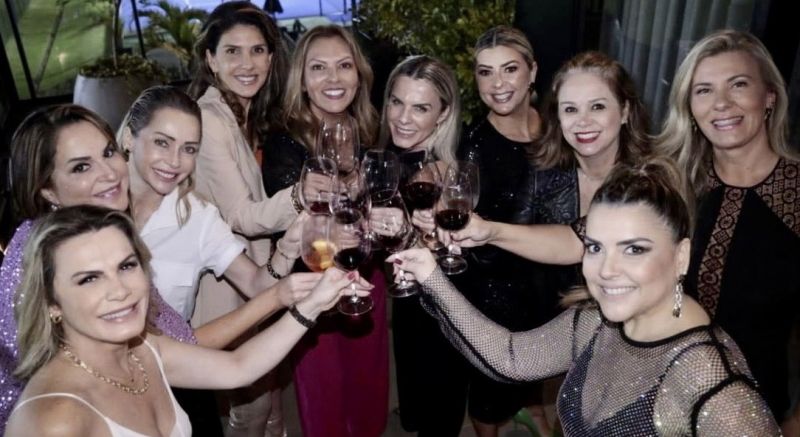 Anabela Passos, Samantha Tolentino da Silva, Giovana Bellini, Juliana Lyra, Sandra Godoy, Daniela Passos, Fabiana Cervo Pereira, Janaina Orsi, Keilla Arantes e a aniversariante Janine