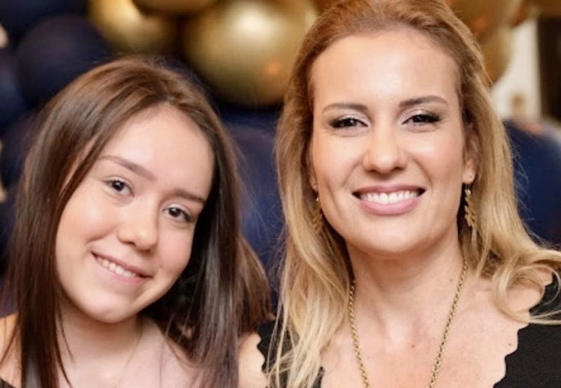 A querida Maria Alice Vieira Aranha ganhou da mamãe Samara uma festa surpresa para comemorar os seus 15 anos, no dia 14, sexta passada. Uma noite linda, cheia de amigos, familiares, dancing animado e muita alegria. Parabéns, vida longa, cheia de saúde e cercada de bem querer pra ti! 