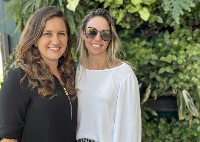 A empresária Cris Munhoz Cidade recebendo a arquiteta Vanessa Schmidt no brunch de apresentação da Haus Garten Paisagismo,