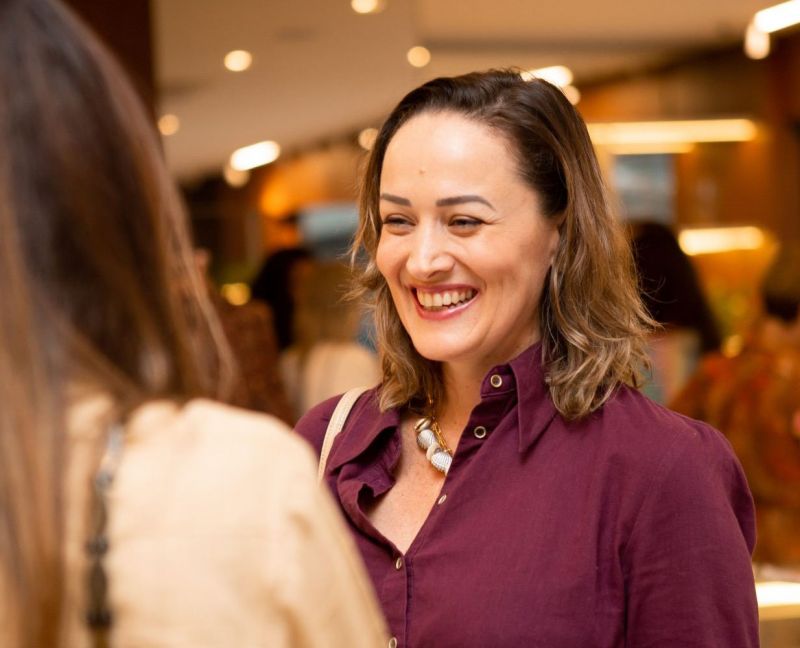 A produtora de moda Mirella Ribeiro em evento fashion no litoral