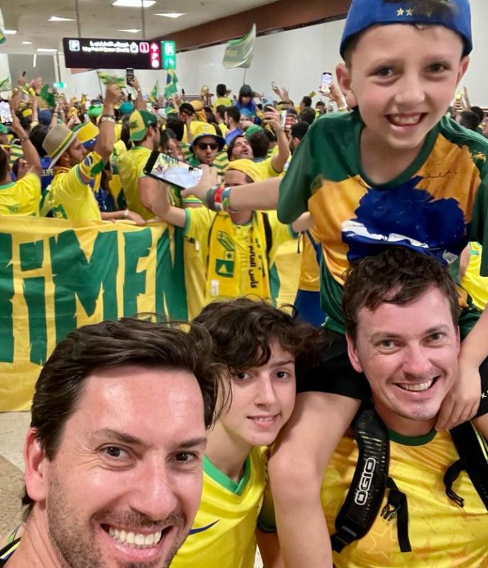 Giovani e Renê Sandri, com os filhos Gabriel e Lorenzo, curtindo a Copa do Mundo no Qatar