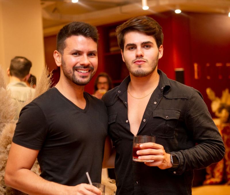 Lucas Garcia e Leonardo Wiederkehr brindando a amizade com drinques da Liquid 