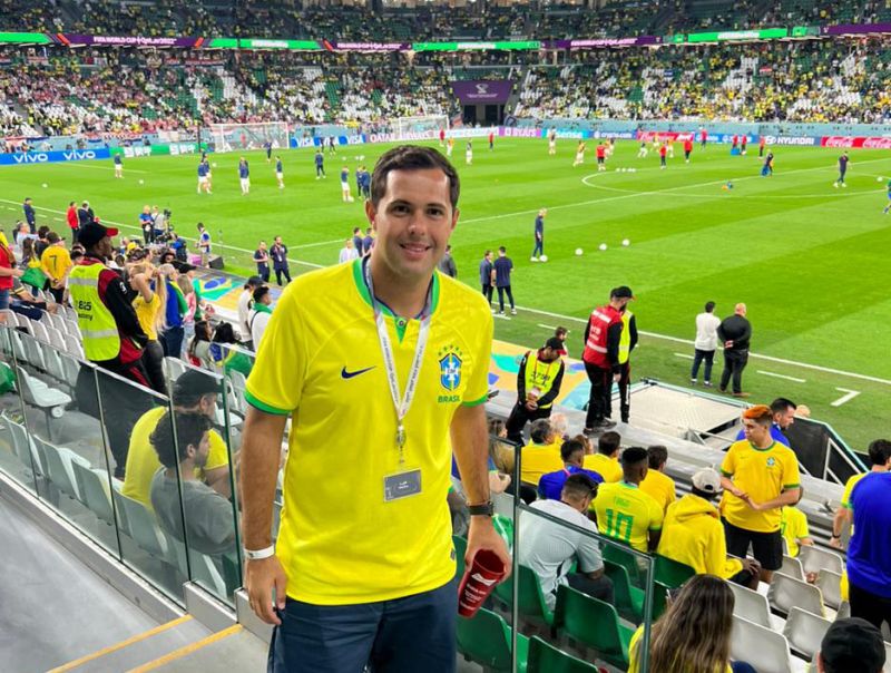 Rafael Krüger segue no Catar conferindo a Copa do Mundo ao vivo e a cores, mesmo após a derrota do Brasil