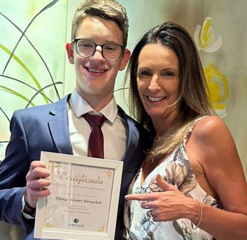 Thiago Klaser Henschel, em noite de formatura e que ele recebeu a Honra ao Mérito por atitude, respeito e espírito cooperativo, comemorando o momento com a mãe Alessandra. Parabéns!