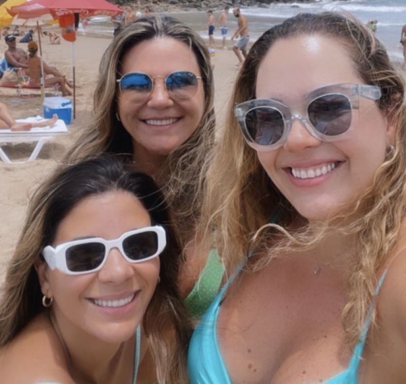 Maria Regina (Gina) Dalçoquio com as suas Nathália e Katherine