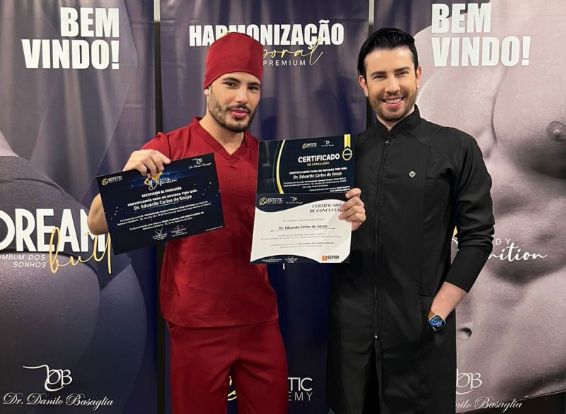 Nosso eterno Mister Santa Catarina, Eduardo Souza, migrou para a área estética e ganhou tripla formação em harmonização corporal pela Estetic Academy. Sob os olhares do expert em harmonização corporal Danilo Basaglia, o modelo já está apto a realizar procedimentos. Sucesso!