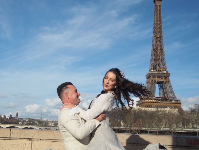 O amor está no ar! O advogado Claudio Klement Rodrigues, de Itapema, pediu a mão de sua amada, Bruna Zornitta, durante uma viagem recente a Paris. Na cidade luz o casal eternizou este momento romântico pelas lentes do fotógrafo francês, Arthur Fouchère. 