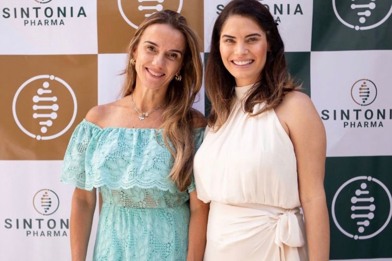 O Sintonia Connection, evento promovido pela Sintonia Pharma, teve a presença de dezenas de profissionais da saúde, que prestigiaram uma palestra da nutricionista Lucyanna Kalluf (foto). O evento contou com um brunch no restaurante 18 Mediterrâneo. Os convidados puderam conhecer, ainda, produtos da Sintonia Pharma, como o ativo BF7, que contribui para a memória e capacidade de aprendizado. Na foto está a palestrante ao lado da empresária anfitriã, Graziele Antonini Lain.