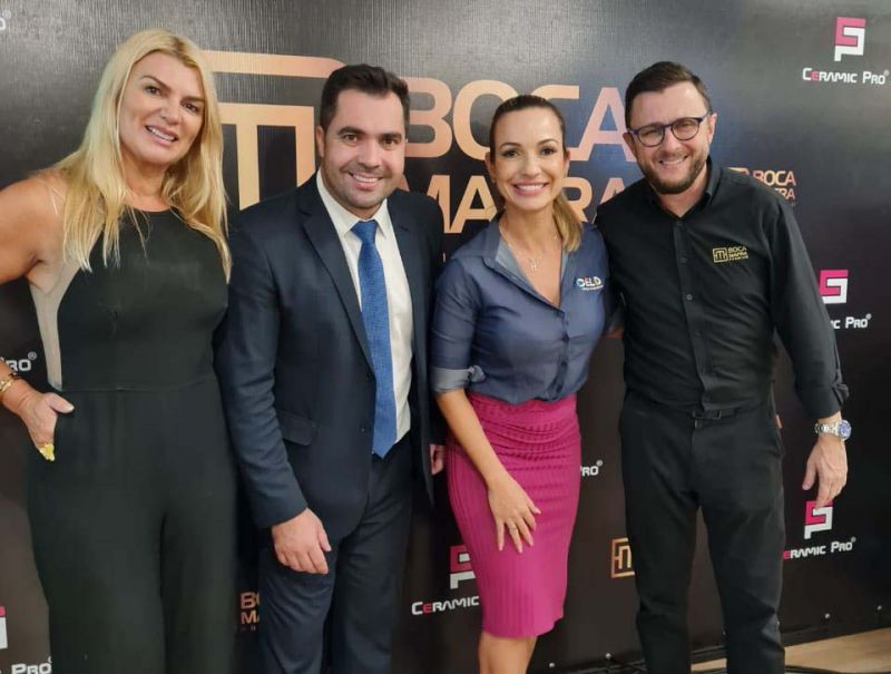 O especialista em vendas, Michael Lopes D’Ávila, esteve na concessionária Boca Mafra Premium para uma palestra. Michael veio à região a convite da empresária Aline Dalmolin, que aparece na foto entre o palestrante, Jana Mafra e Evandro de Farias, anfitriões do evento.