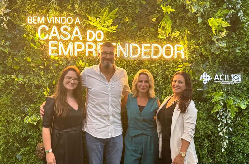 Renata Galdino, gerente de marketing do Itajaí Shopping ao lado de Michael Domingues, Gabriela Kelm, presidente da ACII e Fabiana Fabeni, gerente administrativo do Itajaí Shopping.