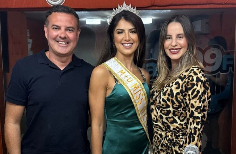 Rodrigo Leal, que inaugura agora em maio, em Itajaí, a Arena Beira-Rio Beach Tennis (ali atrás do Madero), e a Miss Itajaí, Ale Miranda, que é forte concorrente ao título de Miss SC, foram entrevistados pela multimídia Marcella Zorzo e demais apresentadores do divertido programa FerinoFC, da 99 FM. Adorei!