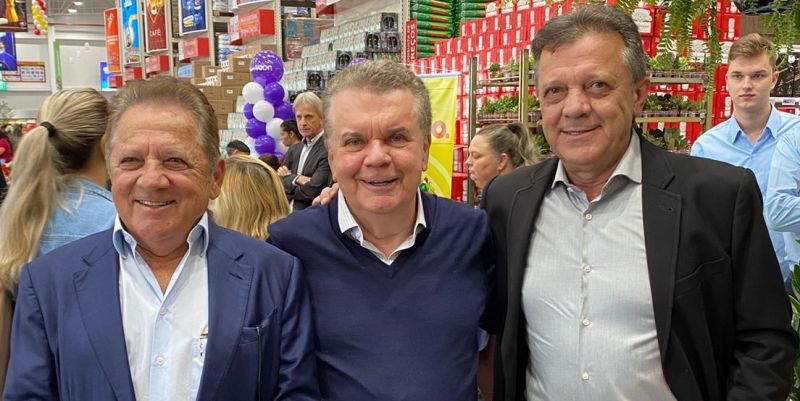 Os irmãos Manoel, Beto e João Pereira, filhos da saudosa D. Trude, não são fracos! Com alegria e aquele carisma que é so deles, inauguraram o 54º Fort Atacadista, em Araranguá, no sul catarinense. O Grupo Pereira, comandado pela família que começou sua bela trajetória na década de 60, aqui em Itajaí, hoje já soma mais de 100 unidades de negócios. Parabéns queridos e sucesso sempre!