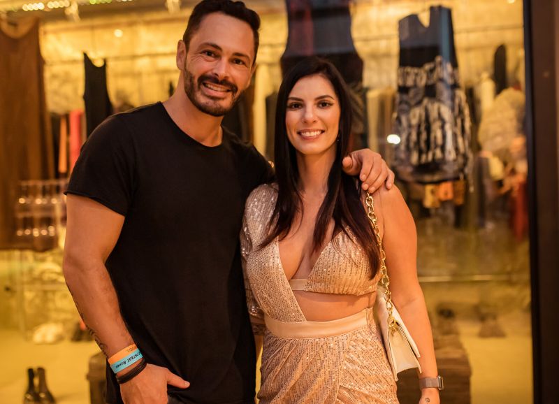 Francielly Garcia e Thomaz Martins curtindo os embalos do Surreal Park. Um pouco antes da festa, eles participaram de um esquenta para convidados na Surreal Park Store, loja que fica dentro do clube. (foto: Cassiano Vargas)