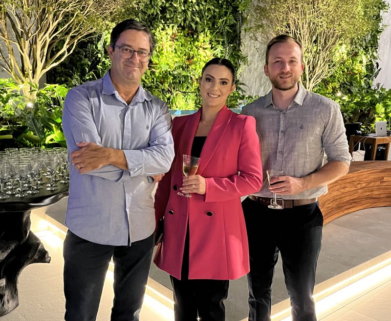 As lideranças do Grupo Le Notre, de Florianópolis, também prestigiaram o evento de lançamento da Casacor SC. Na foto estão Claudio Saladini, Letícia Vieira e Gustavo Puel. A empresa, especializada em paisagismo, assina o maior ambiente da mostra, com jardins verticais de oito metros de altura. A ideia do ambiente, assinado em parceria com a arquiteta Roberta Zimmermann, é aproximar a natureza da atmosfera urbana. (foto: divulgação)