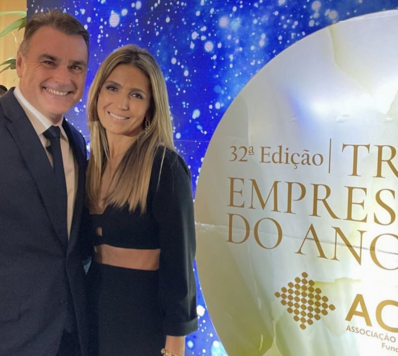 Alexandre Menegotti e Sandra na festa da Associação Empresarial de Itajaí que aconteceu recentemente na Sociedade Guarani. Na oportunidade, Alexandre foi homenageado com o Troféu Empresário do Ano. Ele comanda a AMC Têxtil que atualmente possui seis parques industriais e 1600 funcionários. Além disso, o AMC marca presença em mais de 30 países, desenvolvendo 12 mil toneladas de tecidos e 3 milhões de peças por ano. Um visionário, ele merece. Parabéns!