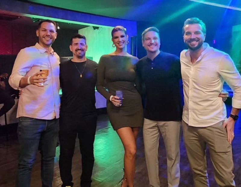 Cinco amigos festejaram aniversário ao mesmo tempo na Praia Brava. No condomínio Brava Home apagaram velinhas: Tulio Barbosa, João Fernando Mendonça, Juliana Polli Vieira, Roberto Deschamps e Diego Gelain. Felicidades!