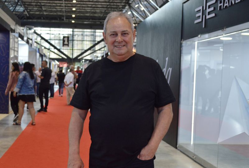 Após três dias de feira, a terceira edição da Fenin Fashion BC encerrou com saldo positivo em vendas. Segundo Julio Viana (foto), diretor da Expovest, empresa que realiza a feira, a estimativa de faturamento ficou em torno de R$ 250 milhões. O evento ocorreu no Expocentro Balneário Camboriú, com lojistas de diferentes estados do país.