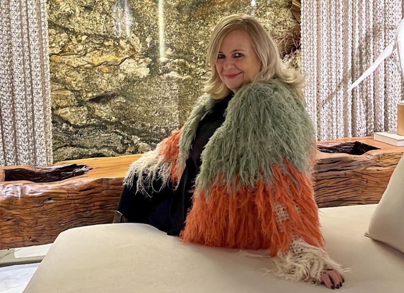 Teresa Cristina Koch, da DecorCris, posando com sua criação ao fundo: cortina em lã, feita à mão exclusivamente para o ambiente Living ID na Casacor SC. A mostra encerrou em BC, porém reestreia em Floripa no mês que vem. (foto: divulgação)