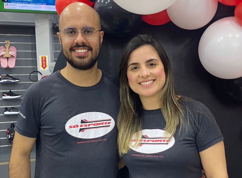  Celebração Paulo e Jessica Oliveira, proprietários da loja Só Esporte, comemorando o sucesso no primeiro ano da loja de Itajaí, celebrado na última sexta-feira. Parabéns e vida longa à loja. (Foto: Divulgação)