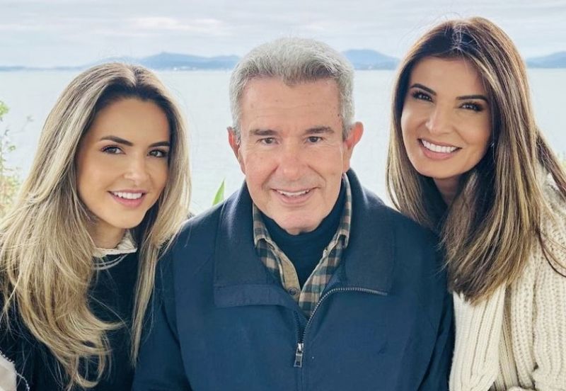 Feliz da vida, na ‘sua’ praia da Armação, Paulo Ávila, com as filhas Roberta e Mylene